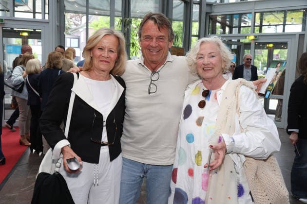 Schauspielerin Claudia Rieschel, Schauspieler Krystian Martinek und Regisseurin Christine Kabisch, Premierenfeier der Komödie 53 Sonntage mit prominenten Gästen in der Komödie Winterhuder Fährhaus, Hamburg 8.5.2026