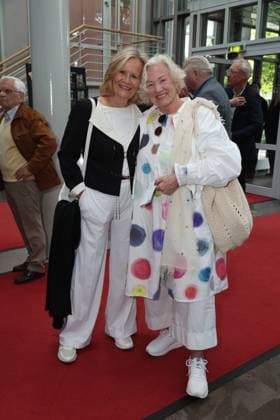 Schauspielerin Claudia Rieschel und Regisseurin Christine Kabisch, Premierenfeier der Komödie 53 Sonntage mit prominenten Gästen in der Komödie Winterhuder Fährhaus, Hamburg 8.5.2026