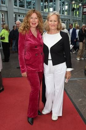 Schauspielerin Marion Kracht, die bei diesem Theaterstück Regie führt, mit Claudia Rieschel, Premierenfeier der Komödie 53 Sonntage mit prominenten Gästen in der Komödie Winterhuder Fährhaus, Hamburg 8.5.2026
