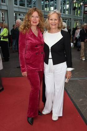 Schauspielerin Marion Kracht, die bei diesem Theaterstück Regie führt, mit Claudia Rieschel, Premierenfeier der Komödie 53 Sonntage mit prominenten Gästen in der Komödie Winterhuder Fährhaus, Hamburg 8.5.2026