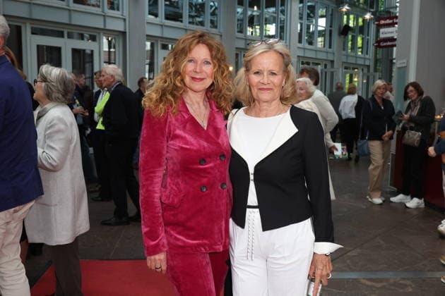 Schauspielerin Marion Kracht, die bei diesem Theaterstück Regie führt, mit Claudia Rieschel, Premierenfeier der Komödie 53 Sonntage mit prominenten Gästen in der Komödie Winterhuder Fährhaus, Hamburg 8.5.2026