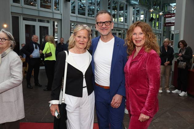 Claudia Rieschel, Theaterleiter Dieter Powitz und Schauspielerin Marion Kracht, die bei diesem Theaterstück Regie führt, mit Claudia Rieschel, Premierenfeier der Komödie 53 Sonntage mit prominenten Gästen in der Komödie Winterhuder Fährhaus, Hamburg 8.5.2026