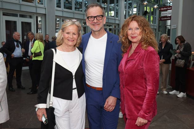 Claudia Rieschel, Theaterleiter Dieter Powitz und Schauspielerin Marion Kracht, die bei diesem Theaterstück Regie führt, mit Claudia Rieschel, Premierenfeier der Komödie 53 Sonntage mit prominenten Gästen in der Komödie Winterhuder Fährhaus, Hamburg 8.5.2026