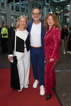 Claudia Rieschel, Theaterleiter Dieter Powitz und Schauspielerin Marion Kracht, die bei diesem Theaterstück Regie führt, mit Claudia Rieschel, Premierenfeier der Komödie 53 Sonntage mit prominenten Gästen in der Komödie Winterhuder Fährhaus, Hamburg 8.5.2026