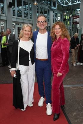 Claudia Rieschel, Theaterleiter Dieter Powitz und Schauspielerin Marion Kracht, die bei diesem Theaterstück Regie führt, mit Claudia Rieschel, Premierenfeier der Komödie 53 Sonntage mit prominenten Gästen in der Komödie Winterhuder Fährhaus, Hamburg 8.5.2026