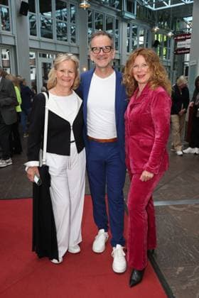 Claudia Rieschel, Theaterleiter Dieter Powitz und Schauspielerin Marion Kracht, die bei diesem Theaterstück Regie führt, mit Claudia Rieschel, Premierenfeier der Komödie 53 Sonntage mit prominenten Gästen in der Komödie Winterhuder Fährhaus, Hamburg 8.5.2026