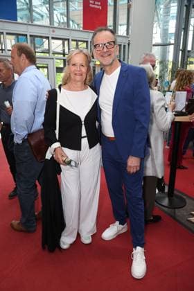Claudia Rieschel mit Theaterleiter Dieter Powitz, Premierenfeier der Komödie 53 Sonntage mit prominenten Gästen in der Komödie Winterhuder Fährhaus, Hamburg 8.5.2026