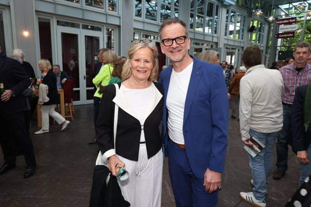 Claudia Rieschel mit Theaterleiter Dieter Powitz, Premierenfeier der Komödie 53 Sonntage mit prominenten Gästen in der Komödie Winterhuder Fährhaus, Hamburg 8.5.2026