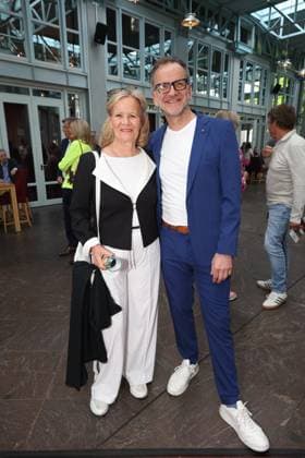 Claudia Rieschel mit Theaterleiter Dieter Powitz, Premierenfeier der Komödie 53 Sonntage mit prominenten Gästen in der Komödie Winterhuder Fährhaus, Hamburg 8.5.2026