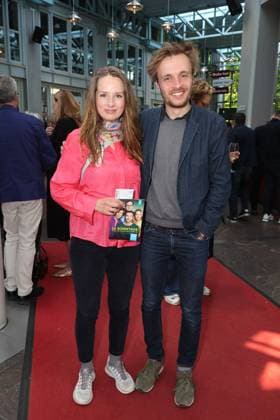 Schauspielerin Hannah Rebekka Ehlers mit Per Jörling, Premierenfeier der Komödie 53 Sonntage mit prominenten Gästen in der Komödie Winterhuder Fährhaus, Hamburg 8.5.2026