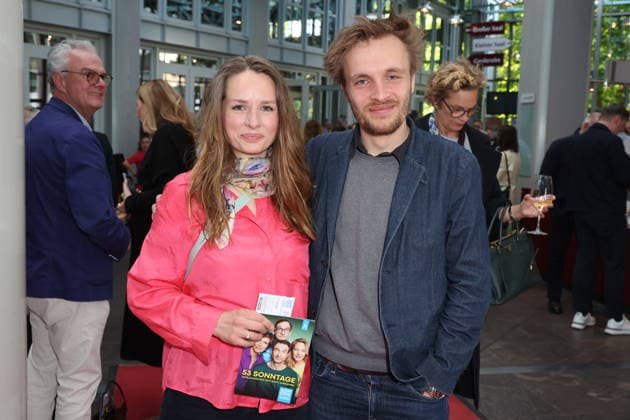 Schauspielerin Hannah Rebekka Ehlers mit Per Jörling, Premierenfeier der Komödie 53 Sonntage mit prominenten Gästen in der Komödie Winterhuder Fährhaus, Hamburg 8.5.2026