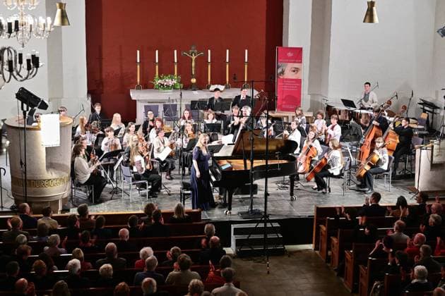 Von Angesicht zu Angesicht-Eröffnung des 35. Sächsischen Mozartfestes 2026 Chemnitz Das traditionelle Sächsische Mozartfest bringt nach dem erfolgreichen Europäischen Kulturhauptstadtjahr Chemnitz 2025 bis zum 25.Mai wiederum namhafte und junge Nachwuchskünstler auf die musikalischen Bretter die die Welt bedeuten. Zur Eröffnung in der Chemnitzer Kreuzkirche am Freitag (08.05.26) erklangen Werke von Clara Schumann, der jungen britischen Komponistin Lucy Armstrong (*1991),sowie von Franz Xaver und Wolfgang AmadÃ Mozart, mit den Interpreten Ragna Schirmer Klavier, Mark Tayetskyi (Kyjiw) Saxophon, Orchester des Musik-Lyzeums Solomiya Krushelnytska Lviv (Ukraine, im Foto) unter der Leitung von Dirigent Tom Newall, U Chemnitz_Mozart_Eröffnung_073-0805-26
