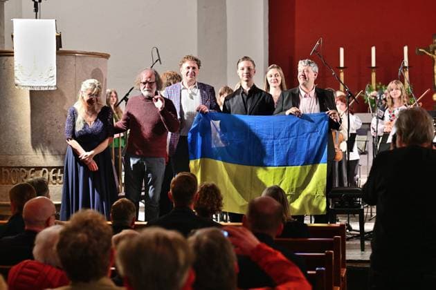 Von Angesicht zu Angesicht-Eröffnung des 35. Sächsischen Mozartfestes 2026 Chemnitz Das traditionelle Sächsische Mozartfest bringt nach dem erfolgreichen Europäischen Kulturhauptstadtjahr Chemnitz 2025 bis zum 25.Mai wiederum namhafte und junge Nachwuchskünstler auf die musikalischen Bretter die die Welt bedeuten. Zur Eröffnung in der Chemnitzer Kreuzkirche am Freitag (08.05.26) erklangen Werke von Clara Schumann, der jungen britischen Komponistin Lucy Armstrong (*1991),sowie von Franz Xaver und Wolfgang AmadÃ Mozart, mit den Interpreten Ragna Schirmer Klavier, Mark Tayetskyi (Kyjiw) Saxophon, Orchester des Musik-Lyzeums Solomiya Krushelnytska Lviv (Ukraine) unter der Leitung von Dirigent Tom Newall, UniversitÃ Chemnitz_Mozart_Eröffnung_082-0805-26