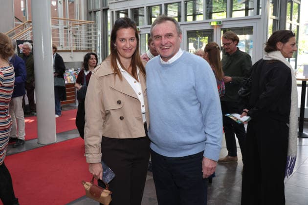 Nadine Geigle mit Burkhardt Müller-Sönksen, Premierenfeier der Komödie 53 Sonntage mit prominenten Gästen in der Komödie Winterhuder Fährhaus, Hamburg 8.5.2026