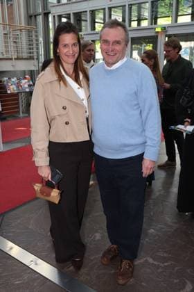 Nadine Geigle mit Burkhardt Müller-Sönksen, Premierenfeier der Komödie 53 Sonntage mit prominenten Gästen in der Komödie Winterhuder Fährhaus, Hamburg 8.5.2026