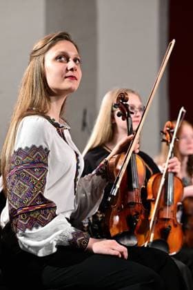 Von Angesicht zu Angesicht-Eröffnung des 35. Sächsischen Mozartfestes 2026 Chemnitz Das traditionelle Sächsische Mozartfest bringt nach dem erfolgreichen Europäischen Kulturhauptstadtjahr Chemnitz 2025 bis zum 25.Mai wiederum namhafte und junge Nachwuchskünstler auf die musikalischen Bretter die die Welt bedeuten. Zur Eröffnung in der Chemnitzer Kreuzkirche am Freitag (08.05.26) erklangen Werke von Clara Schumann, der jungen britischen Komponistin Lucy Armstrong (*1991),sowie von Franz Xaver und Wolfgang AmadÃ Mozart, mit den Interpreten Ragna Schirmer Klavier, Mark Tayetskyi (Kyjiw) Saxophon, Orchester des Musik-Lyzeums Solomiya Krushelnytska Lviv (Ukraine, im Foto) unter der Leitung von Dirigent Tom Newall, U Chemnitz_Mozart_Eröffnung_025-0805-26