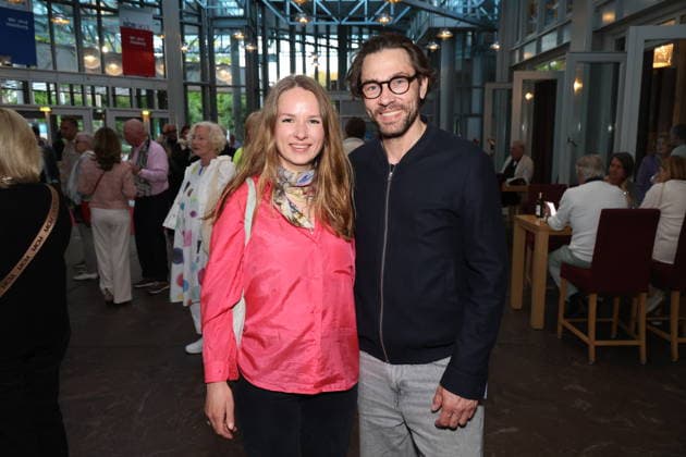 Schauspielerin Hannah Rebekka Ehlers mit ihrem Kollegen Leander Lichtl, Premierenfeier der Komödie 53 Sonntage mit prominenten Gästen in der Komödie Winterhuder Fährhaus, Hamburg 8.5.2026