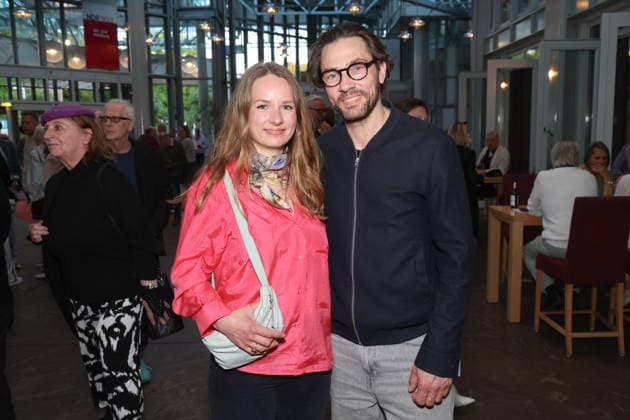 Schauspielerin Hannah Rebekka Ehlers mit ihrem Kollegen Leander Lichtl, Premierenfeier der Komödie 53 Sonntage mit prominenten Gästen in der Komödie Winterhuder Fährhaus, Hamburg 8.5.2026