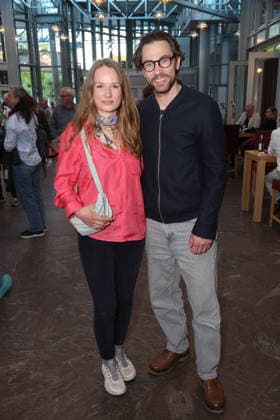 Schauspielerin Hannah Rebekka Ehlers mit ihrem Kollegen Leander Lichtl, Premierenfeier der Komödie 53 Sonntage mit prominenten Gästen in der Komödie Winterhuder Fährhaus, Hamburg 8.5.2026