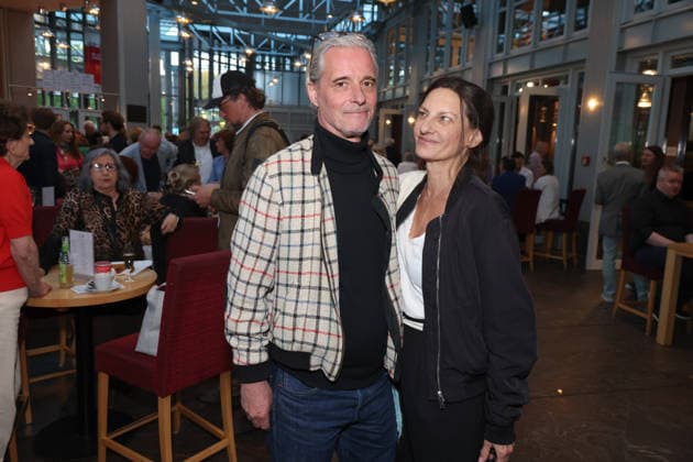 Schauspielerin Catrin Striebeck mit Ehemann Jonas Landerschier, Premierenfeier der Komödie 53 Sonntage mit prominenten Gästen in der Komödie Winterhuder Fährhaus, Hamburg 8.5.2026