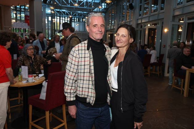 Schauspielerin Catrin Striebeck mit Ehemann Jonas Landerschier, Premierenfeier der Komödie 53 Sonntage mit prominenten Gästen in der Komödie Winterhuder Fährhaus, Hamburg 8.5.2026