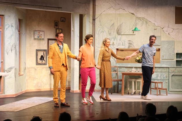 Das Ensemble beim Schlußapplaus: Maik Solbach, Julia Bremermann, Tessa Mittelstaedt, Heiko Ruprecht, Premierenfeier der Komödie 53 Sonntage mit prominenten Gästen in der Komödie Winterhuder Fährhaus, Hamburg 8.5.2026