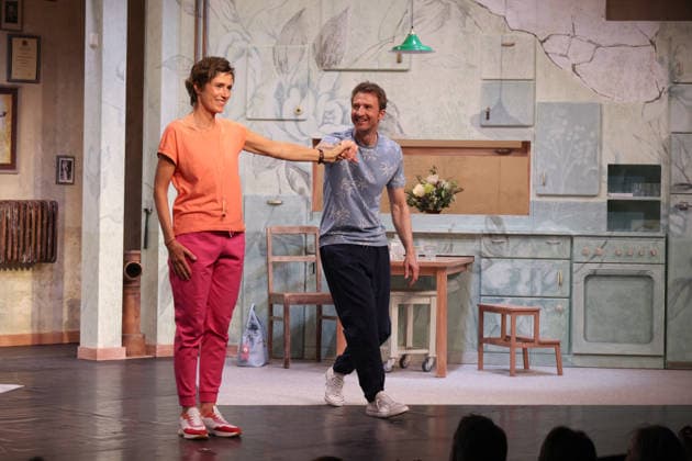 Julia Bremermann und Bergdoktor-Star Heiko Ruprecht beim Schlußapplaus, Premierenfeier der Komödie 53 Sonntage mit prominenten Gästen in der Komödie Winterhuder Fährhaus, Hamburg 8.5.2026