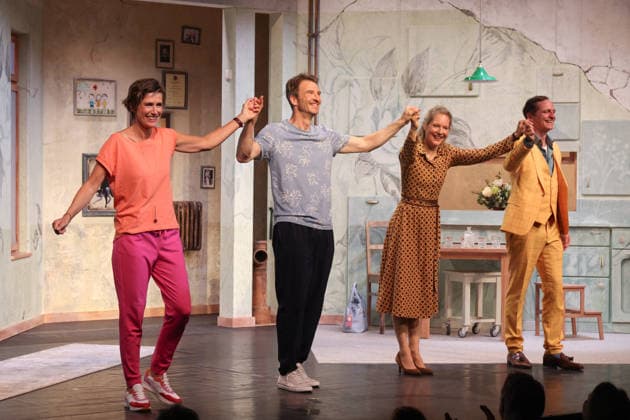 Das Ensemble beim Schlußapplaus: Julia Bremermann, Heiko Ruprecht, Tessa Mittelstaedt und Maik Solbach, Premierenfeier der Komödie 53 Sonntage mit prominenten Gästen in der Komödie Winterhuder Fährhaus, Hamburg 8.5.2026