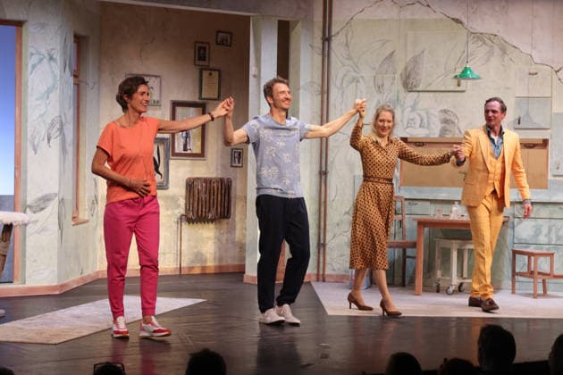 Das Ensemble beim Schlußapplaus: Julia Bremermann, Heiko Ruprecht, Tessa Mittelstaedt und Maik Solbach, Premierenfeier der Komödie 53 Sonntage mit prominenten Gästen in der Komödie Winterhuder Fährhaus, Hamburg 8.5.2026