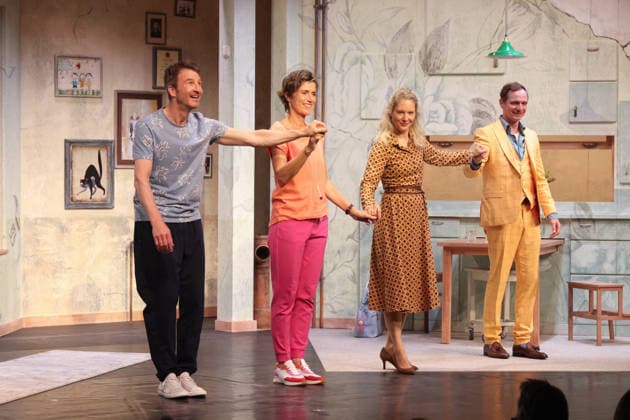 Das Ensemble beim Schlußapplaus: Heiko Ruprecht, Julia Bremermann, Tessa Mittelstaedt und Maik Solbach, Premierenfeier der Komödie 53 Sonntage mit prominenten Gästen in der Komödie Winterhuder Fährhaus, Hamburg 8.5.2026