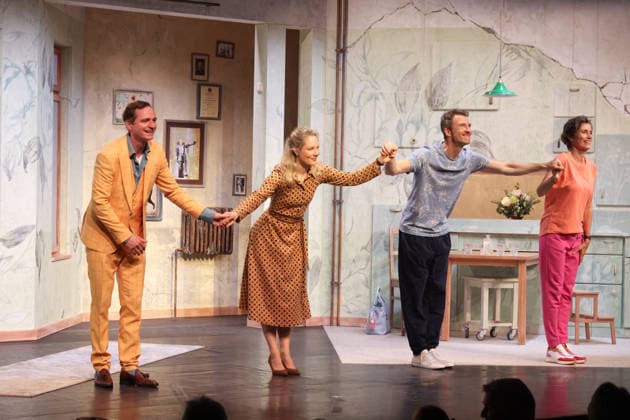 Das Ensemble beim Schlußapplaus: Maik Solbach, Tessa Mittelstaedt, Heiko Ruprecht und Julia Bremermann Premierenfeier der Komödie 53 Sonntage mit prominenten Gästen in der Komödie Winterhuder Fährhaus, Hamburg 8.5.2026