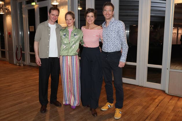 Das Ensemble bei der Premierenfeier: Maik Solbach, Tessa Mittelstaedt, Julia Bremermann und Heiko Ruprecht, Premierenfeier der Komödie 53 Sonntage mit prominenten Gästen in der Komödie Winterhuder Fährhaus, Hamburg 8.5.2026