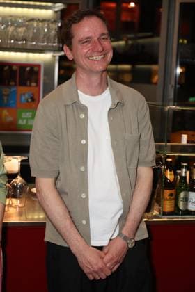 Schauspieler Maik Solbach bei der Premierenfeier der Komödie 53 Sonntage mit prominenten Gästen in der Komödie Winterhuder Fährhaus, Hamburg 8.5.2026