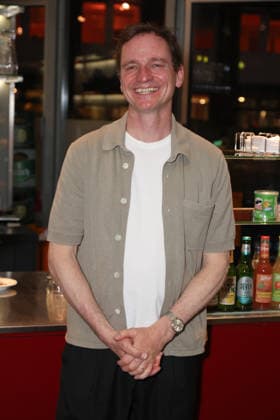 Schauspieler Maik Solbach bei der Premierenfeier der Komödie 53 Sonntage mit prominenten Gästen in der Komödie Winterhuder Fährhaus, Hamburg 8.5.2026