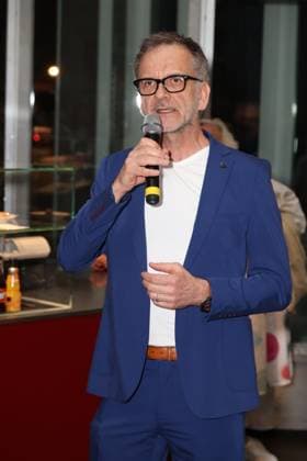 Theaterleiter Dieter Powitz bei der Premierenfeier der Komödie 53 Sonntage mit prominenten Gästen in der Komödie Winterhuder Fährhaus, Hamburg 8.5.2026