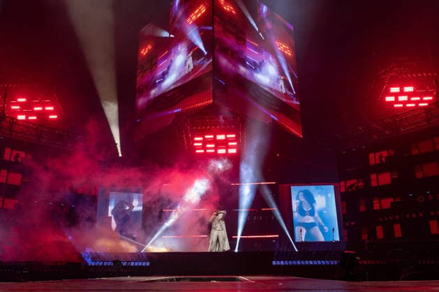 May 8, 2026, London, United Kingdom: Aliaune Damala Bouga Time Puru Nacka Lu Lu Lu Badara Akon Thiam, known as Akon seen performing on stage live in concert at O2 Arena in London London United Kingdom - ZUMAs197 20260508_aaa_s197_439 Copyright: xBonniexBritainx
