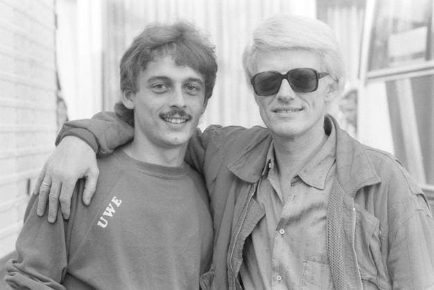 Heino (re.) und Uwe Kramm 07 85 vZ Heino mit seinem Sohn Uwe Kramm am Rande eines Konzerts auf der Freilichtbühne Meppen im Juli 1985 Deutschland deutsch Deutscher Mann Sänger Gesang Musik Musiker Volksmusik volkstümlich Schlager Schlagermusik Heinz Georg Kramm german singer with son quer halb stehend lächelnd umarmend sw