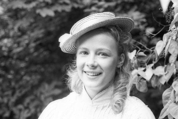 Katja Riemann (Schauspielerin) 07 85 stroe Katja Riemann am Rande der Dreharbeiten zu Ein Sommer in Lesmona (ARD) am 24. Juli 1985 TV Fernsehen Fernsehspiel Serie Fernsehserie Deutschland deutsch deutsche Frau Schauspiel Kino Spielfilm Theater Gesang Sängerin Autorin Film quer Porträt lächelnd draußen sw *** Katja Riemann actress 07 85 stroe Katja Riemann on the sidelines of the shooting of Ein Sommer in Lesmona ARD on July 24, 1985 TV television television play series television series Germany German German woman acting cinema feature film theater singing singer author film across portrait smiling outside sw