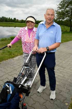 ABB PROMIGOLF- Prof.Yu Zhang Gastgeberin mit Klaus Wowereit ex Buergermeister beim ersten Charity Promi-AM Golftunier zu gunstemn von Kinderwohl Berlin und Geka e.V. auf dem Golf und Country Club am Motzener See in Mittenwalde Brandenburg am 09.05.2026 Brandenburg Deutschland