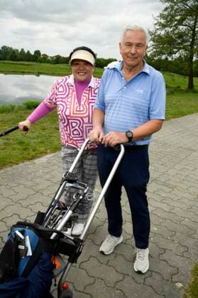 ABB PROMIGOLF- Prof.Yu Zhang Gastgeberin mit Klaus Wowereit ex Buergermeister beim ersten Charity Promi-AM Golftunier zu gunstemn von Kinderwohl Berlin und Geka e.V. auf dem Golf und Country Club am Motzener See in Mittenwalde Brandenburg am 09.05.2026 Brandenburg Deutschland
