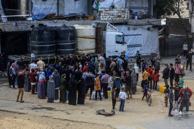 News Bilder des Tages Water crisis continues in Gaza KHAN YUNIS, GAZA, PALESTINE - MAY 09: Palestinians, carrying plastic containers, wait in long queues for water distributed by tankers as a severe water crisis continues due to heavy infrastructure damage from Israeli attacks in Khan Yunis, Gaza, Palestine on May 09, 2026. Abed Rahim Khatib Anadolu Khan Yunis Gaza. Editorial use only. Please get in touch for any other usage.  Copyright: x2026xAnadoluxAbedxRahimxKhatibx