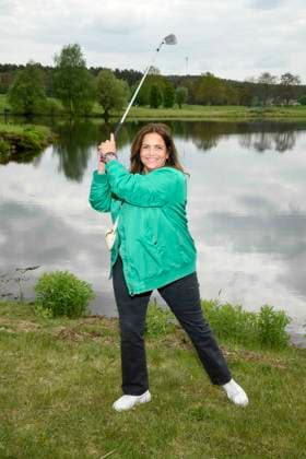ABB PROMIGOLF - Rebecca Immanuel beim Abschlag Schauspielerin zu Gast beim ersten Charity Promi-AM Golfturnier zu gunstemn von Kinderwohl Berlin und Geka e.V. auf dem Golf und Country Club am Motzener See in Mittenwalde Brandenburg am 09.05.2026 Brandenburg Deutschland