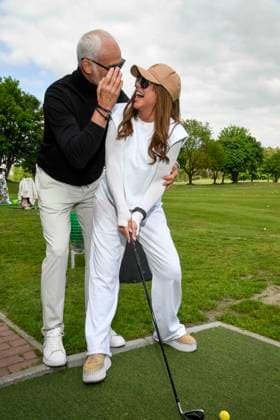 ABB PROMIGOLF -Simone Thomalla Freund Rene Merten beim Abschlag , zu Gast beim ersten Charity Promi-AM Golfturnier zu gunstemn von Kinderwohl Berlin und Geka e.V. auf dem Golf und Country Club am Motzener See in Mittenwalde Brandenburg am 09.05.2026 Brandenburg Deutschland