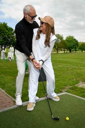 ABB PROMIGOLF -Simone Thomalla Freund Rene Merten beim Abschlag , zu Gast beim ersten Charity Promi-AM Golfturnier zu gunstemn von Kinderwohl Berlin und Geka e.V. auf dem Golf und Country Club am Motzener See in Mittenwalde Brandenburg am 09.05.2026 Brandenburg Deutschland