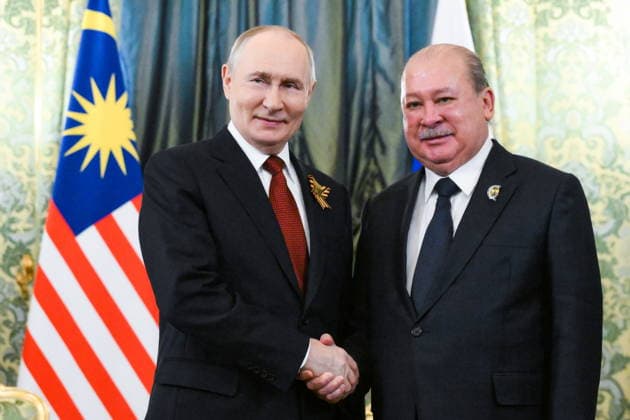 News Bilder des Tages RUSSIA, MOSCOW - MAY 9, 2026: Vladimir Putin (L), President of Russia, and Ibrahim Iskandar, King of Malaysia, Sultan of Johor, shake hands during a bilateral meeting at the Moscow Kremlin Moscow Russia  - ZUMAt113 20260509_zaa_t113_1043 Copyright: xGrigoryxSysoyevx
