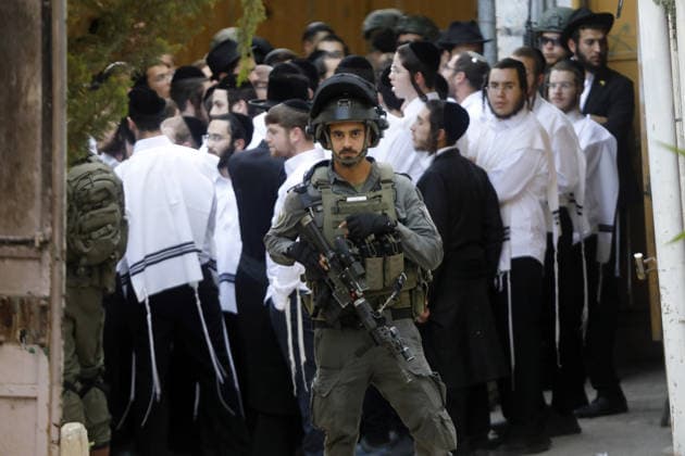 News Bilder des Tages Israeli illegal settlers escorted by security forces raid Hebron s Old City in West Bank WEST BANK, PALESTINE - MAY 09: Israeli settlers raid the Old City of Hebron under the protection of Israeli security forces in the southern West Bank, Palestine on May 09, 2026. Israeli forces implement extensive security measures during the incursion and restrict the movement of Palestinian residents in the area. The presence of armed soldiers ensures the settlers passage through the historic district while local activity remains heavily controlled Mamoun Wazwaz Anadolu West Bank Palestine. Editorial use only. Please get in touch for any other usage.  Copyright: x2026xAnadoluxMamounxWazwazx
