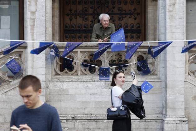 News Bilder des Tages Illustration picture taken during the unfolding a huge European flag across the entire Grand-Place Grote Markt of Brussels, on Saturday 09 May 2026. This event is taking place as part of Europe Day 2026.  NICOLASxMAETERLINCK 173333969