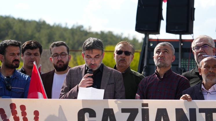 News Bilder des Tages May 9, 2026, Gaziantep, Gaziantep, Turkey: Hundreds of demonstrators take part in a protest organized by 45 non-governmental organizations against a scheduled performance by the girl group Manifest. The demonstration, which saw some scuffles with security forces, was held to oppose the event on the grounds of preserving local conservative values and preventing social tension in Gaziantep, Turkey on May 09, 2026. Gaziantep Turkey - ZUMAa260 20260509_zip_a260_028 Copyright: xMohammadxBashirxAldaherx