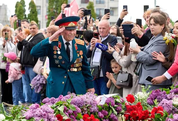 News Bilder des Tages Worldwide WWII Victory Day Celebrations 9161711 09.05.2026 World War II veteran Vasily Litvin, 100, attends a flower-laying ceremony at the Eternity war memorial as part of celebrations of the Victory Day, marking the 81st anniversary of the victory over Nazi Germany in World War Two, in Chisinau, Moldova. Dmitrij Osmatesko Sputnik Chisinau Moldova  Copyright: xDmitrijxOsmateskox