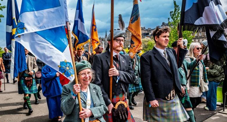 News Bilder des Tages UK: Tartan Parade at in Edinburgh Scotland on 9th May 2026 Edinburgh s second Annual Tartan Parade Copyright: xAndrewxWilsonx